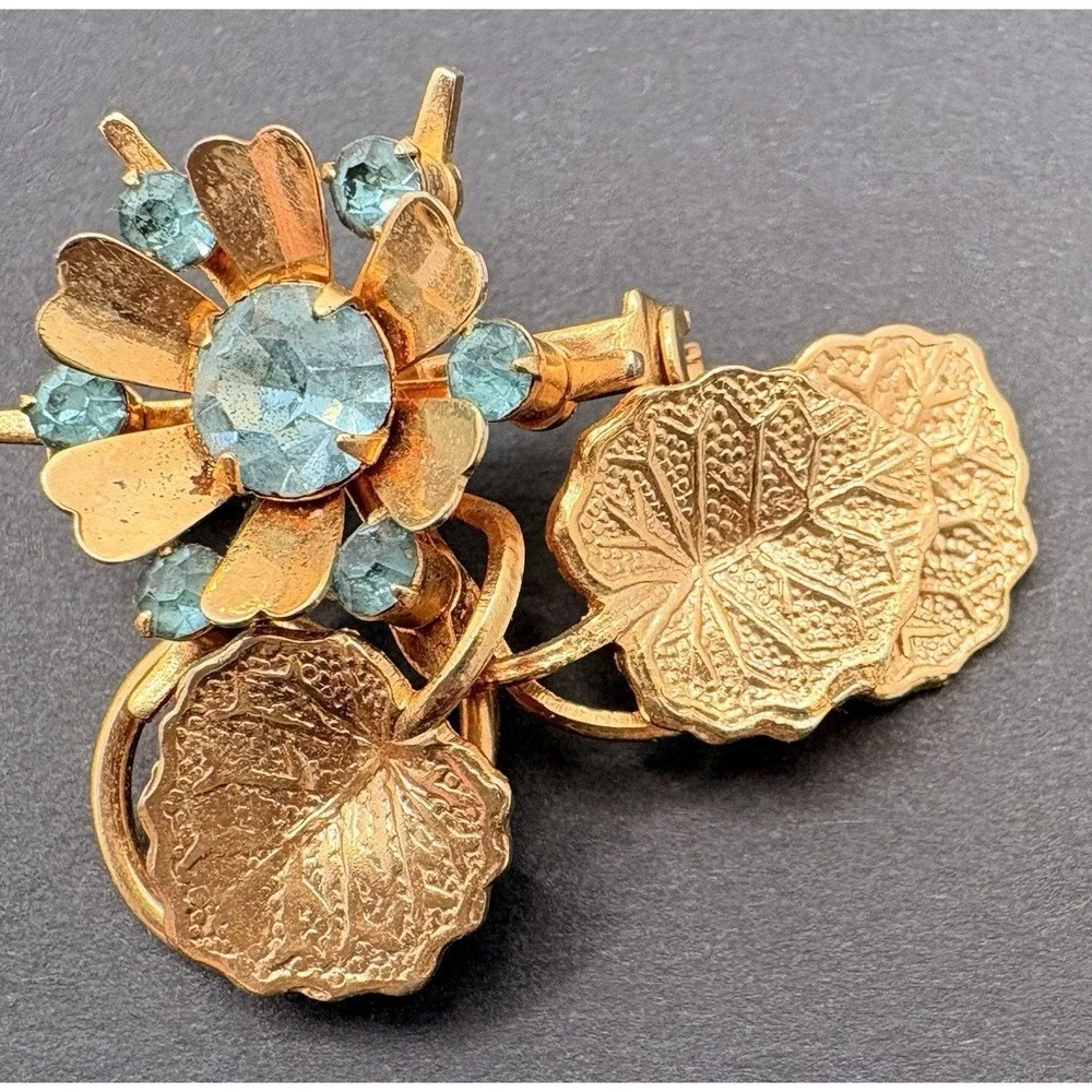 Vintage Gold Tone Blue Rhinestone Textured‎ Flower & Leaves Brooch Retro MCM